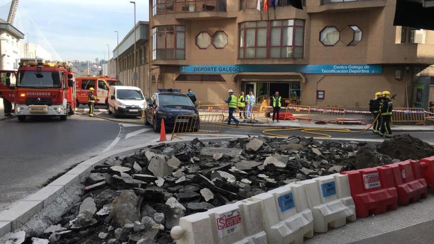 Bomberos y policías en la zona de las obras en la que se produjo el escape, en la confluencia entre Padre Gaite y Fernando Olmedo.