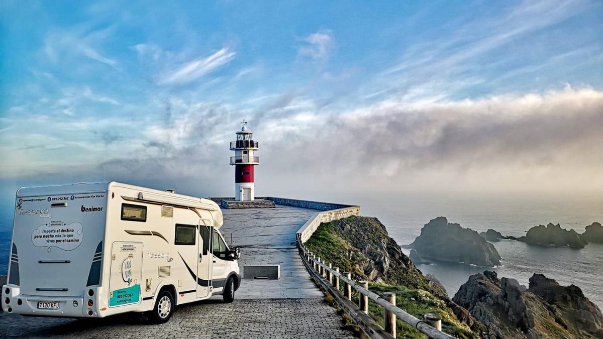 Una de las autocaravanas de Van Van Go frente a un faro.