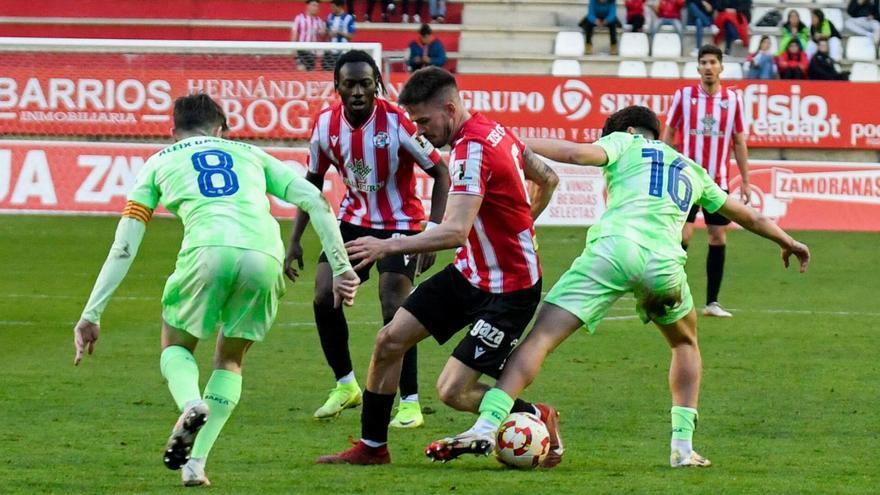 El Zamora CF vuelve a tener a tiro el &quot;play-off&quot; en una Primera RFEF &quot;al rojo vivo&quot;
