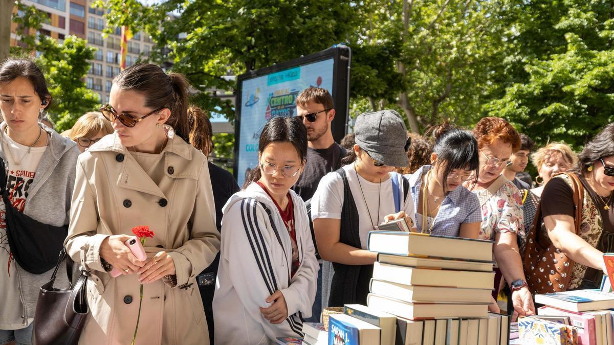 En imágenes | Los zaragozanos llenan el Paseo Independencia en el Día del Libro