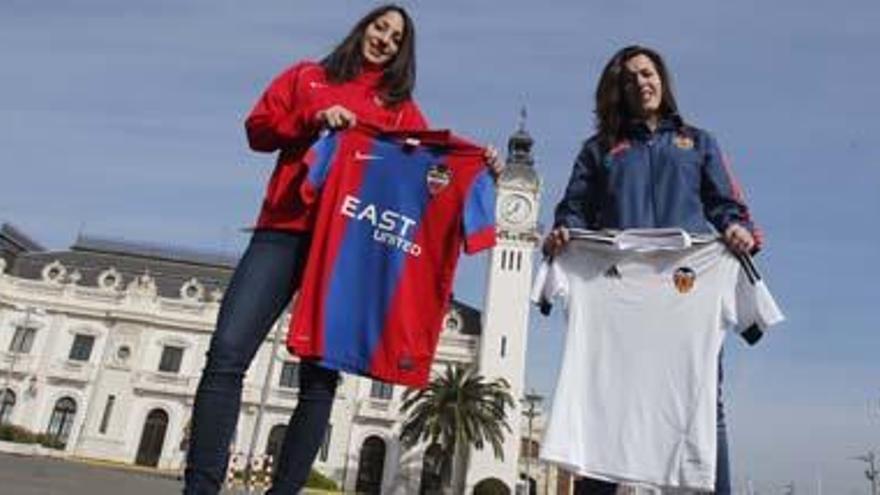 «Mariajo», futbolista del Levante UD, y «Salo», del Valencia CF, posan con sus camisetas en el Puerto de Valencia.