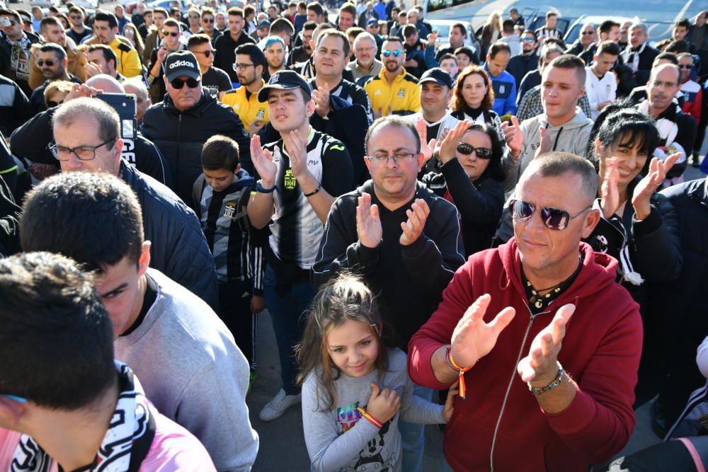 La afición del FC Cartagena despide a los jugadores antes del derbi