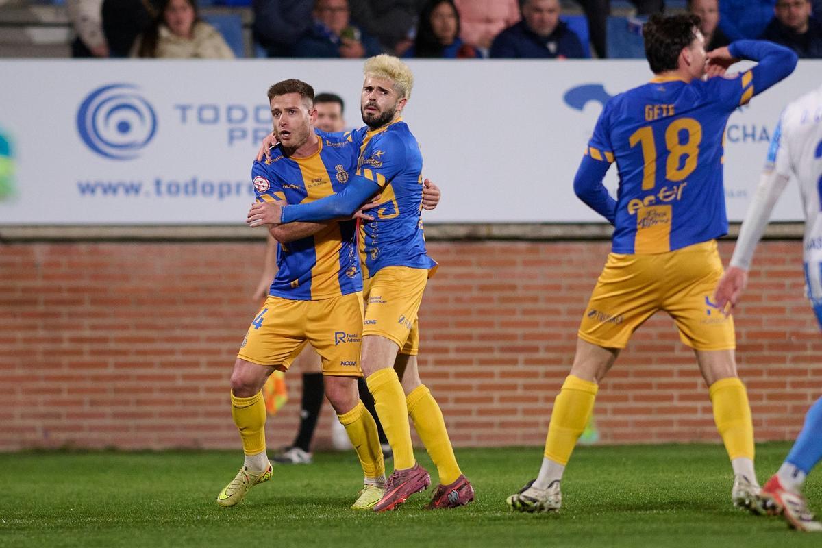 Cayarga celebra con Isi Ros su gol ante el Talavera