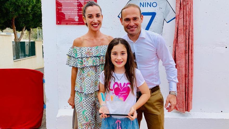 Nino, junto a su mujer Estrella y su hija Nuria en la puerta del Polideportivo Municipal de Vera