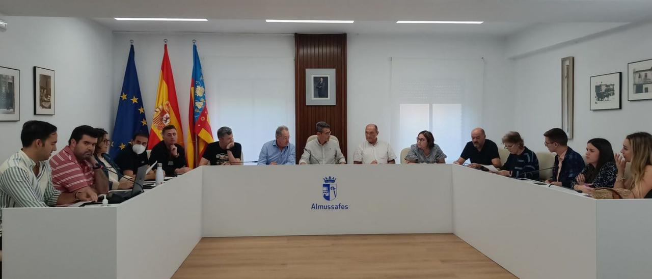 La concejal de Hacienda, Mar Albuixech, ayer, en el pleno. | AYTO. ALMUSSAFES