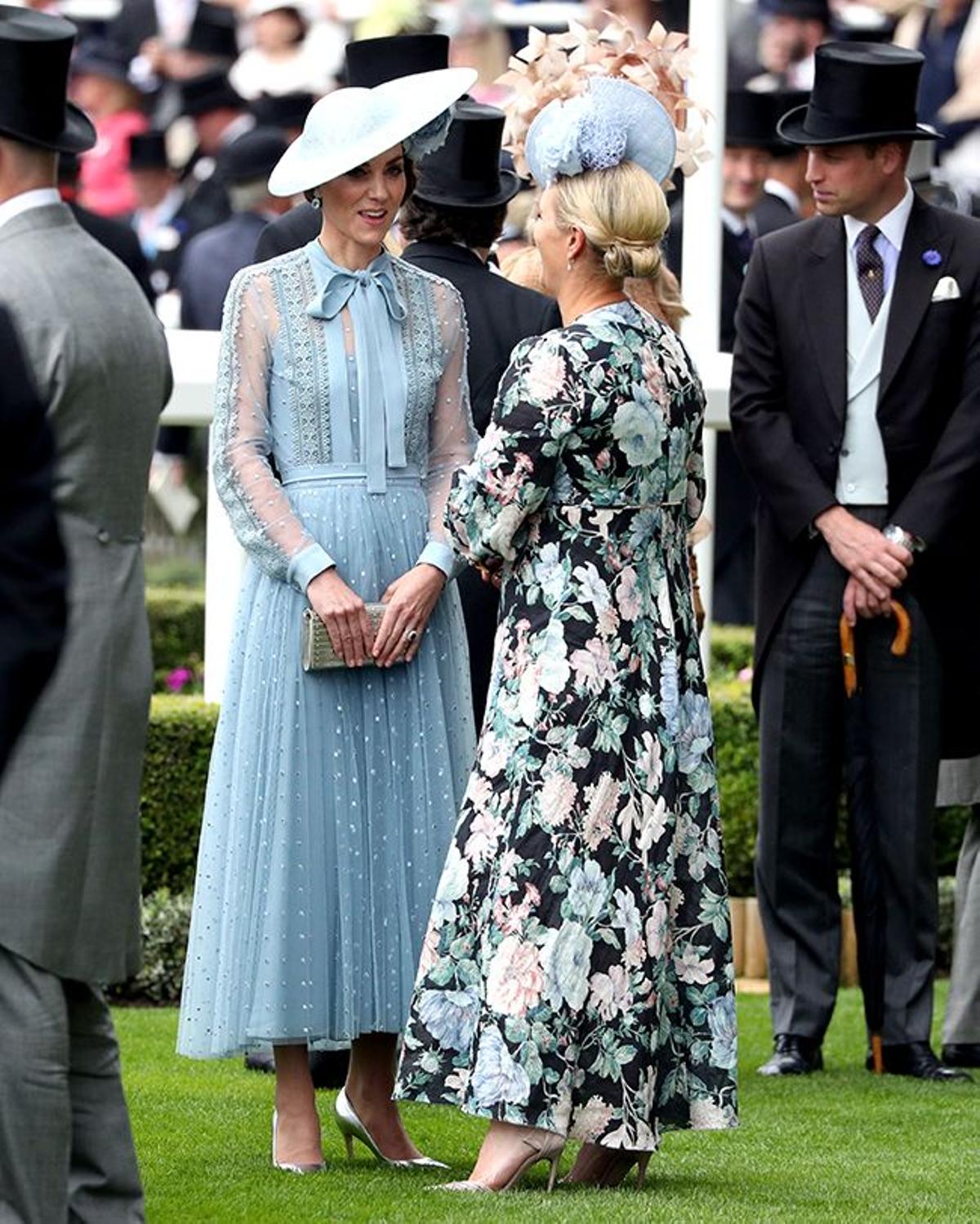 Kate Middleton, con vestido azul de Elie Saab, en el primer día de las carreras de Ascot 2019