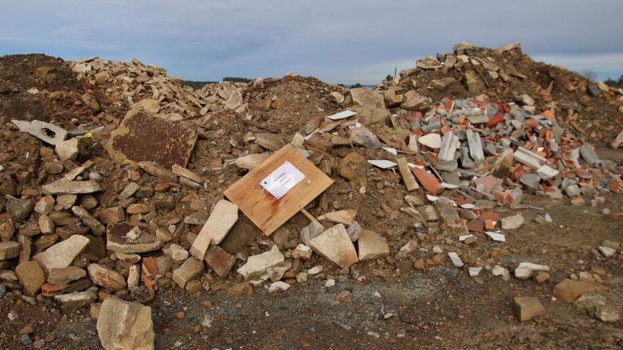 Aparece un vertido de restos de obra en el Coto de Coteimil