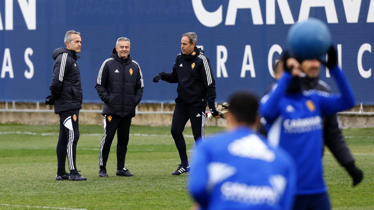 Fran Escribá, en el centro, junto a sus ayudantes Javi Suárez y Mikel Insausti, durante el entrenamiento de este jueves en la Ciudad Deportiva.
