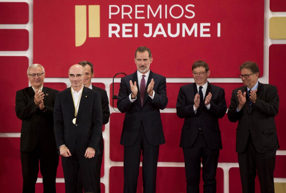 Instante de la ceremonia de entrega de los Premios Jaume I en la Lonja de València.