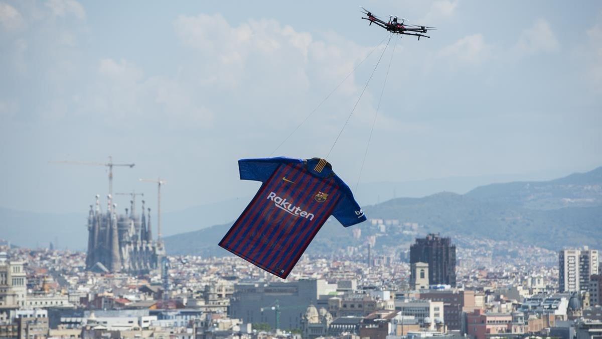 zentauroepp43400572 barcelona 19 05 2018   deportes   un dron con la nueva equip180519124513