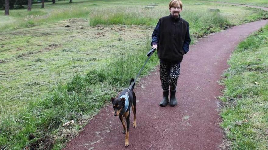 Elena Díaz-Faes paseando a su perra &quot;Peca&quot; por el parque de La Fresneda.