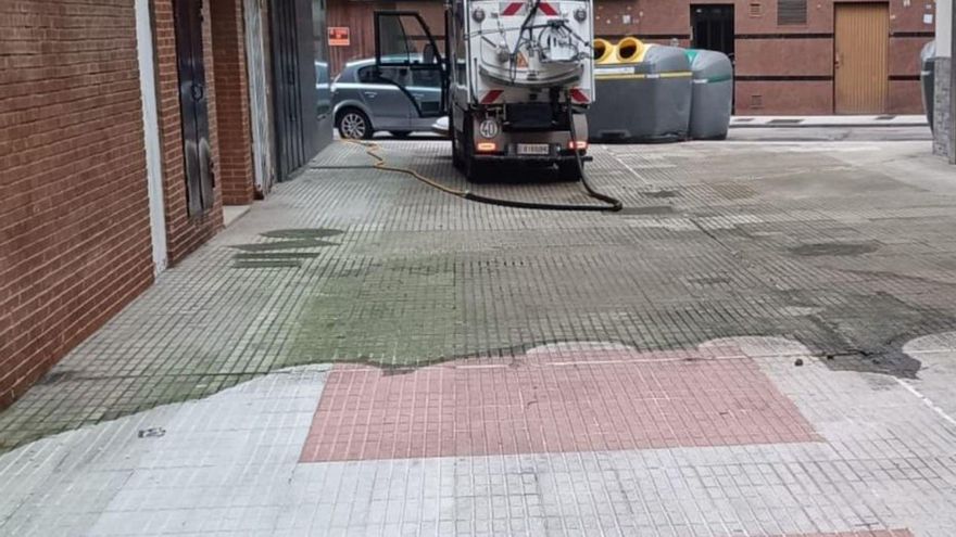 La limpieza a presión en aceras se ampliará a los barrios