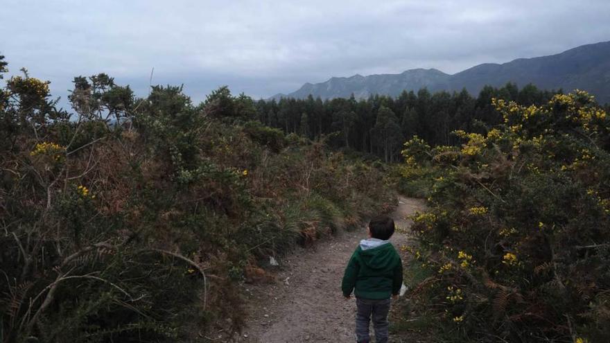 Los acantilados del Infiernu, por donde pasaría la senda costera.