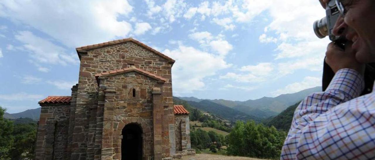 El turista César Lorca fotografía la iglesia de Santa Cristina de Lena.
