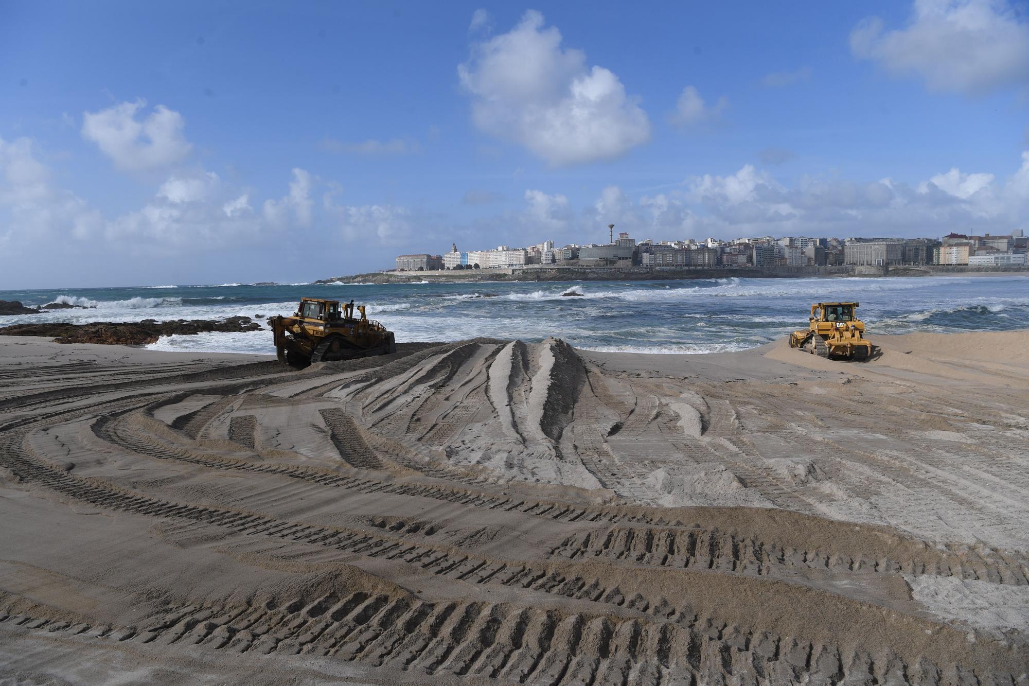 La playa de Riazor se prepara para la temporada de verano