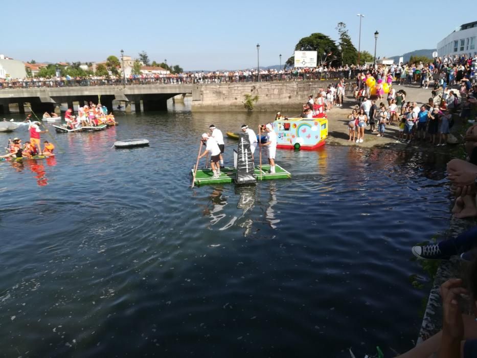 Decenas de embarcaciones improvisadas participan en la carrera "Flota como poidas"