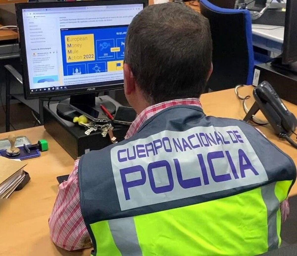 26/07/2024 Sucesos.- Dos detenidos en Estepona y Sevilla por blanquear dinero procedente de estafas a empresas. Agentes de la Policía Nacional han desmantelado la estructura económica de una organización dedicada a blanquear dinero procedente de estafas con el método conocido como "man in the middle". Han sido detenidas seis personas que actuaban como "mulas y reclutadores en Madrid, Sevilla, Murcia, Las Palmas, Estepona (Málaga) y Cartagena y se han realizado otros tantos registros en los que se han intervenido material informático. POLITICA ESPAÑA EUROPA ANDALUCÍA POLICÍA NACIONAL