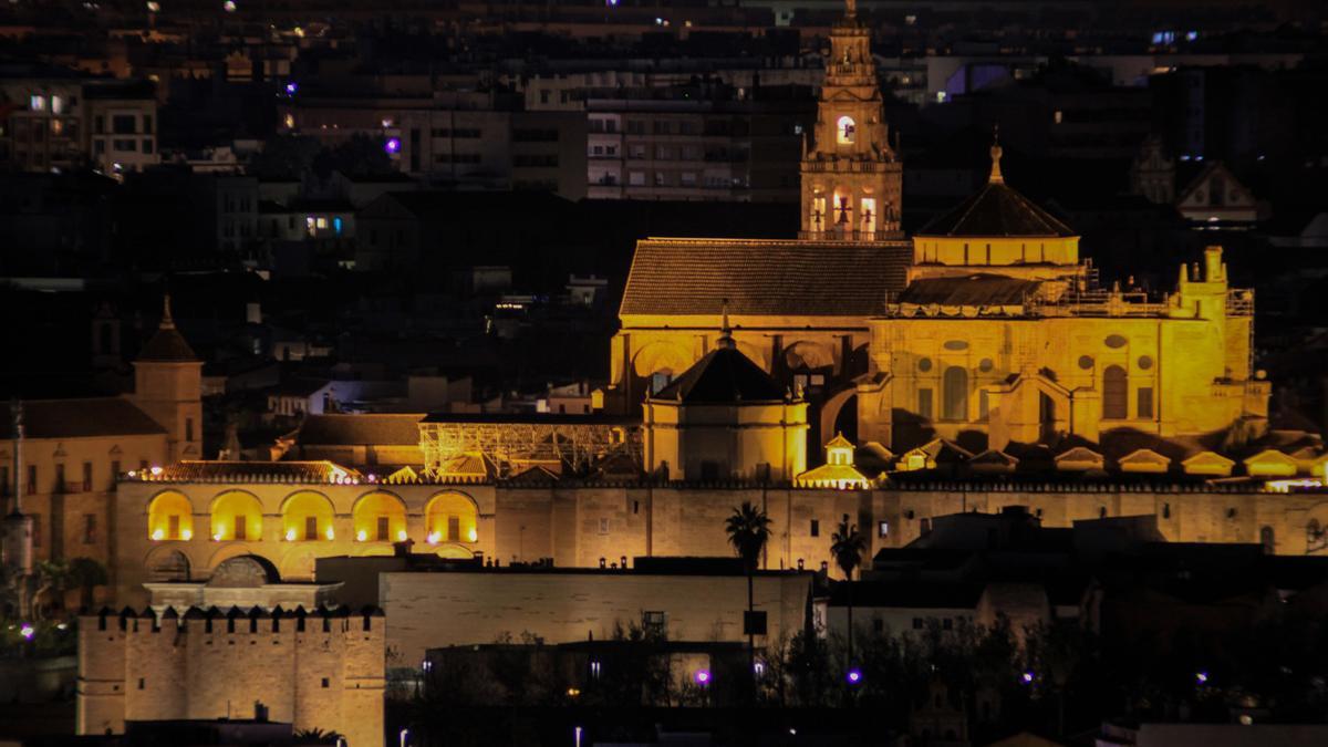 Vista de la Mezquita-Catedral de noche.