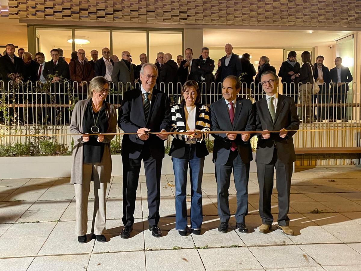 Corte de cinta del estreno de la sede reformada del Col·legi de Camins, presidido por la consellera de Territori, Sílvia Paneque.