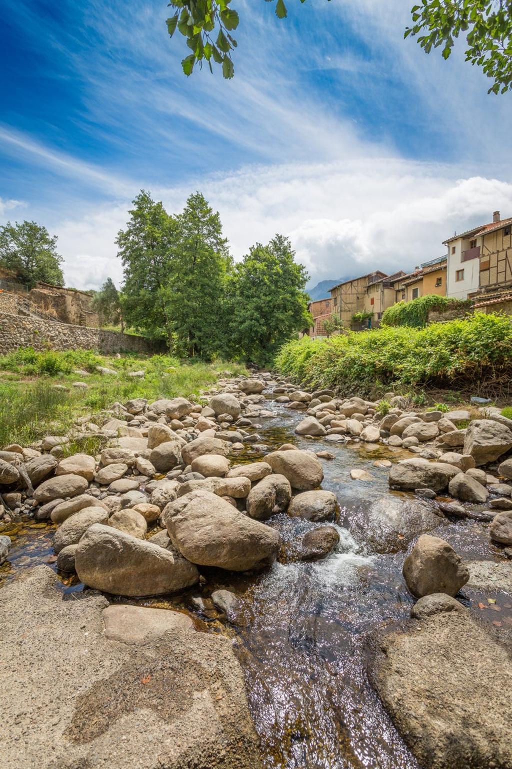 Río Ambroz que pasa por la ciudad judía de Hervás, Cáceres. España.