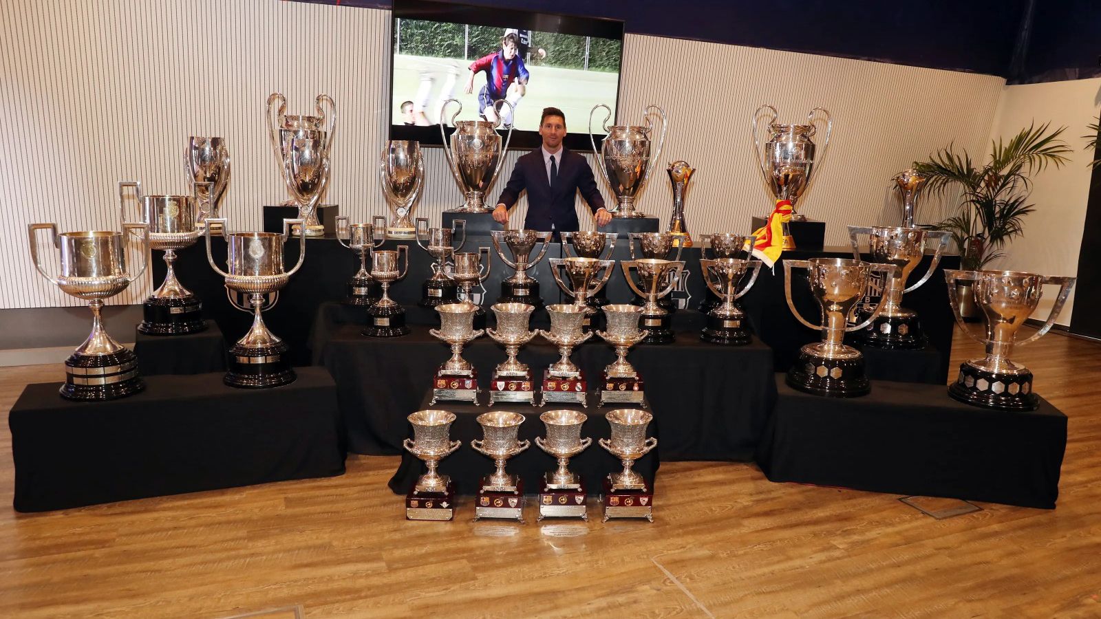 Leo Messi posando con su palmarés