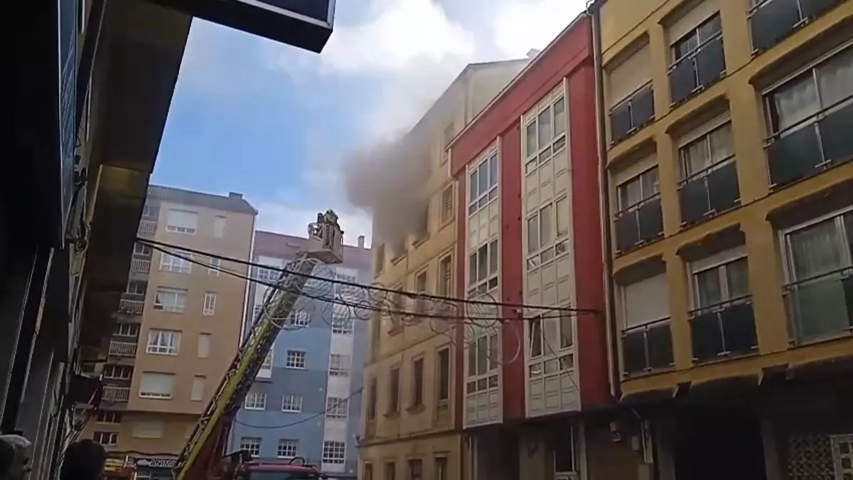Los Bomberos de Santiago rescatan una pareja de jóvenes en Pontepedriña