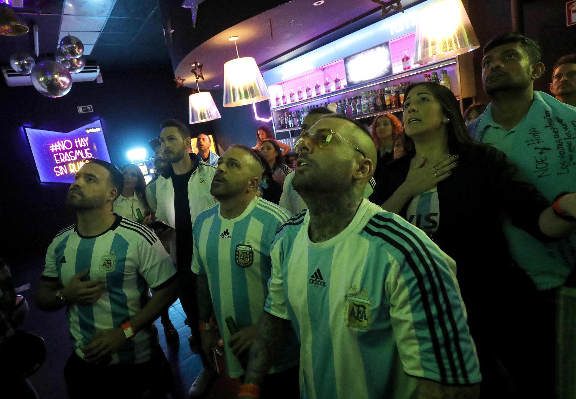 La afición argentina sigue en València el partido de la final del Mundial de Catar contra Francia