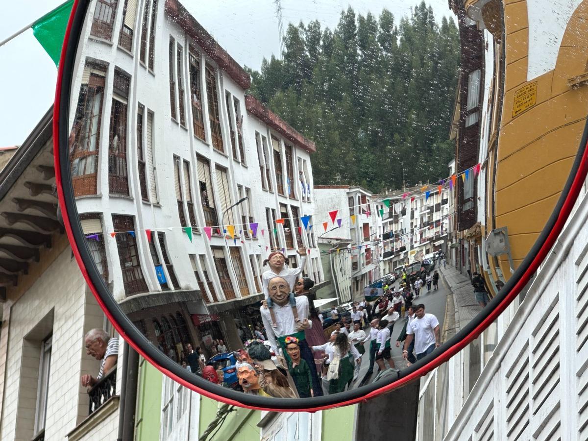El desfile más esperado en Cudillero: gaitas, bailes 'pixuatus' y gigantes y cabezudos de Murcia
