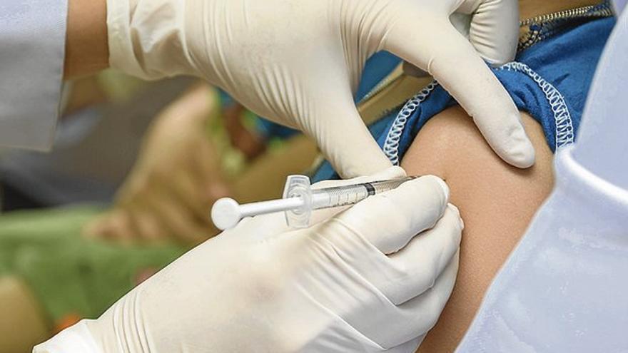 Pugna entre el SES y el PP extremeño por el abastecimiento de vacunas
