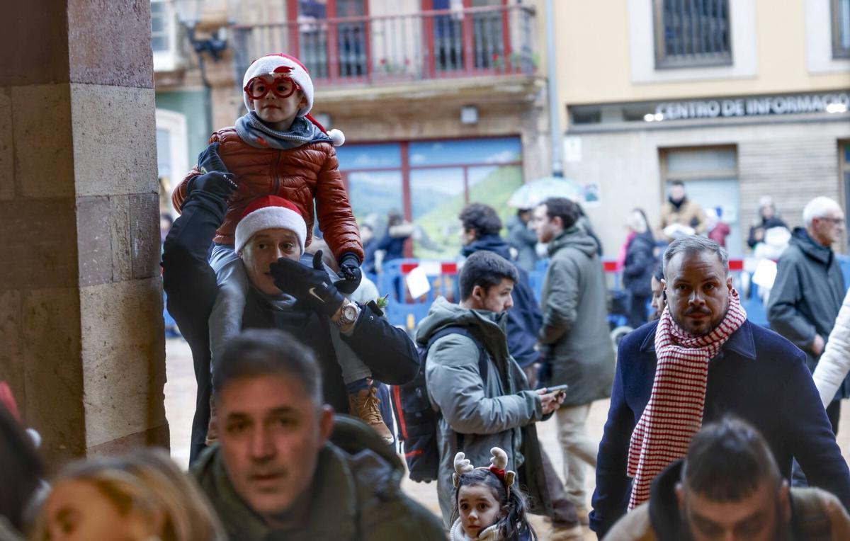 Papá Noel recibe a los niños en el Ayuntamiento de Oviedo tras suspenderse la Cabalgata