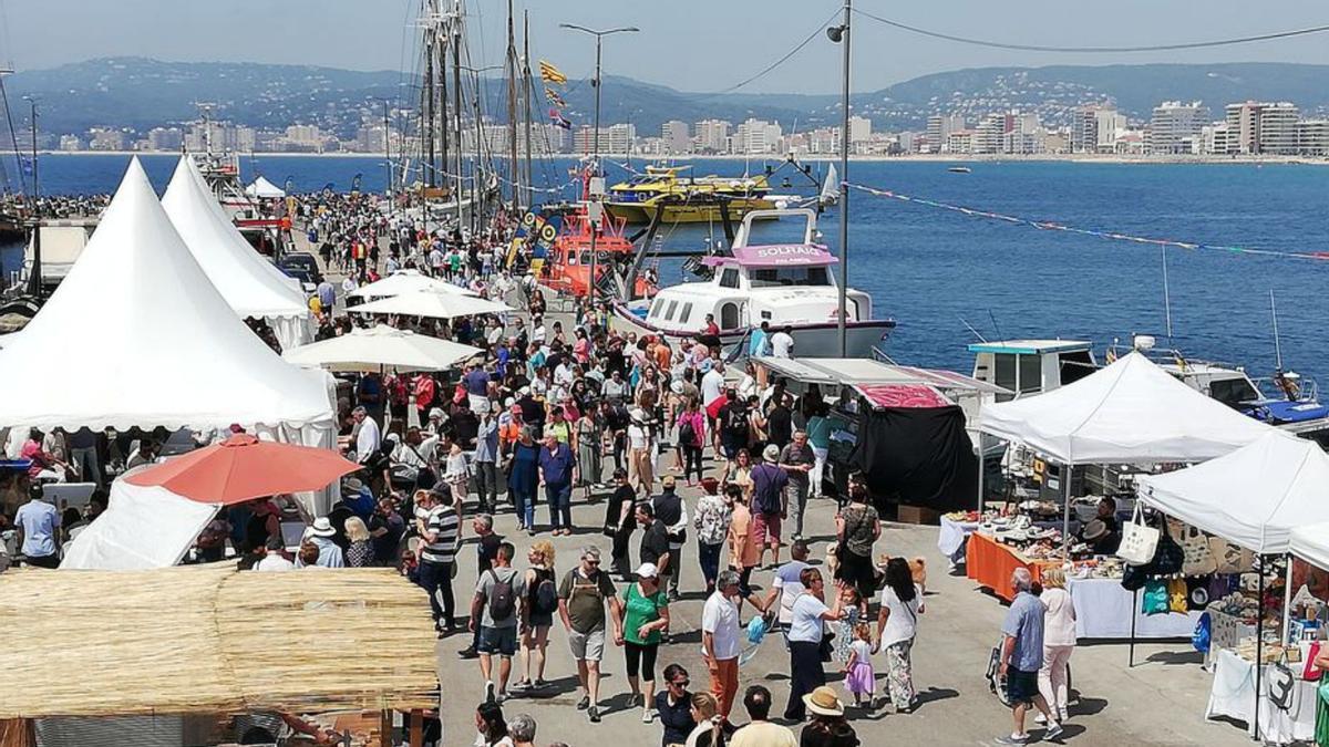 El moll del Port de Palamós ple de visitants. | AJ.DE PALAMÓS