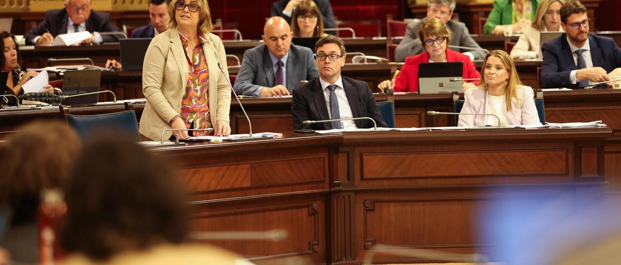 Antònia Estarellas, Antoni Costa y Marga Prohens, el martes en el Parlament.
