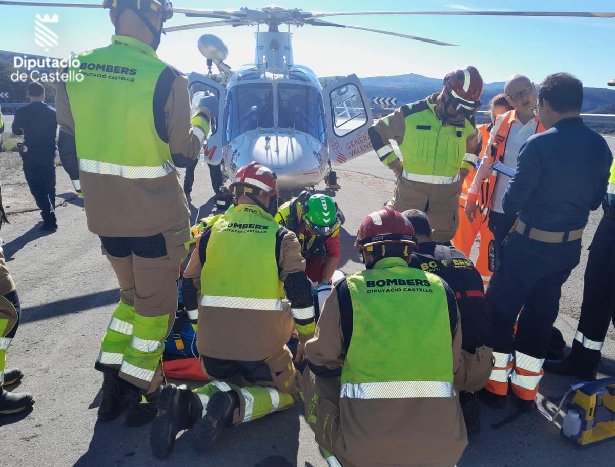 Imagen del helicóptero en el que se ha trasladado al motorista herido al Hospital General de Castellón.