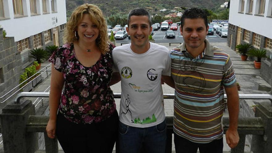 Jonatan Santana  junto a Isabel Guerra, alcaldesa de Teror, y Antonio Rodríguez, concejal de Deportes.