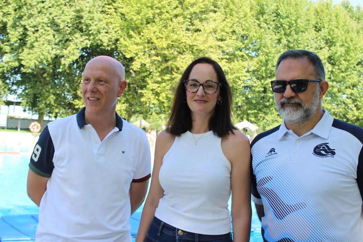 Miguel Sánchez, Lidia Bujalance y Manuel Baena, presidente del Club Natación Montilla.