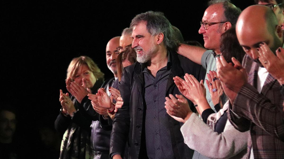 Imatge de Jordi Cuixart pujant a l'escenari a l'acte d'Òmnium a la Farga de l'Hospitalet