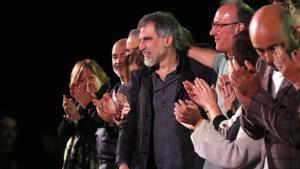 Imatge de Jordi Cuixart pujant a lescenari a lacte dÒmnium a la Farga de lHospitalet