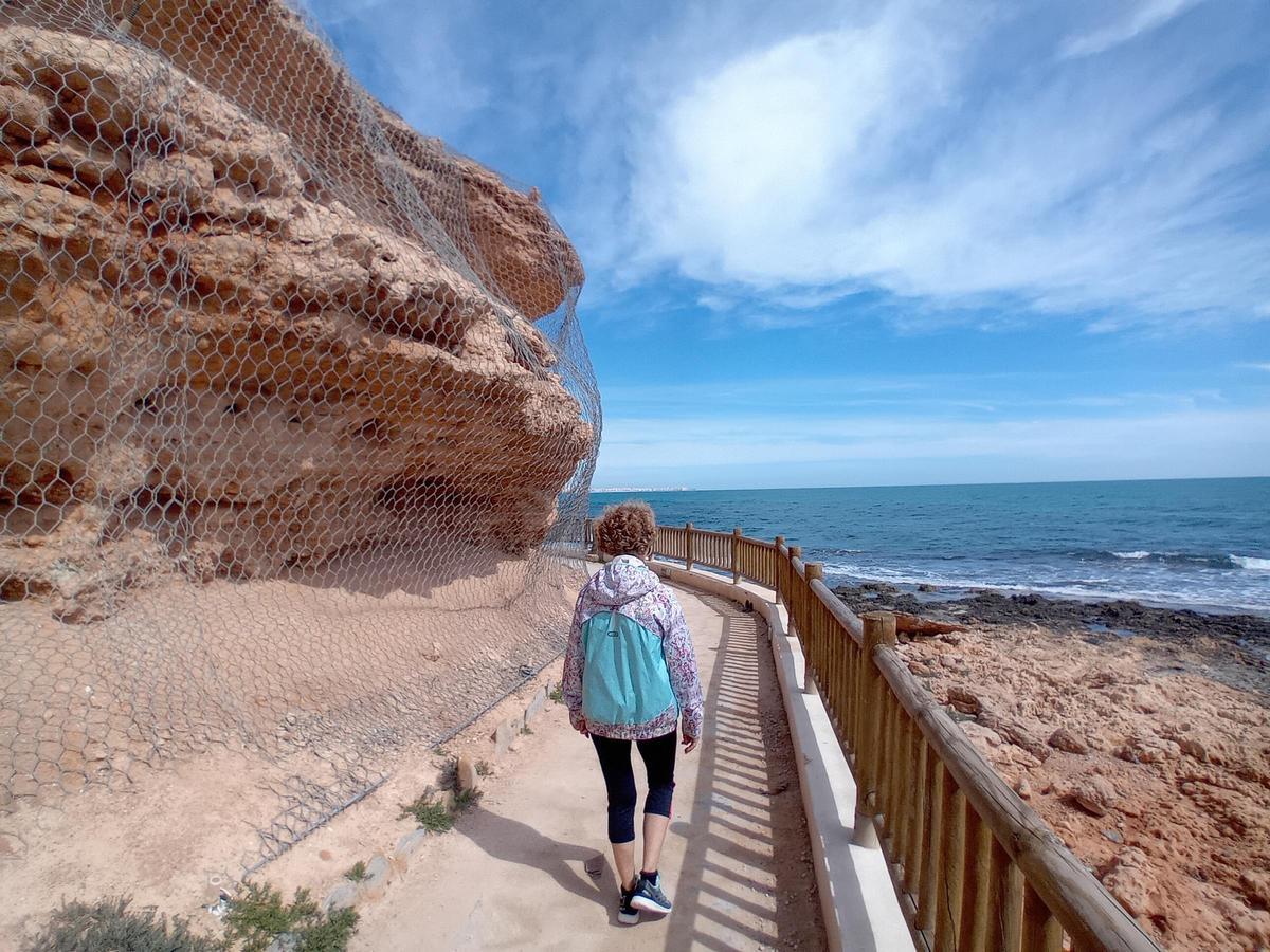 Dos tramos del Sendero Azul de Orihuela Costa "cortados": peligro de derrumbe