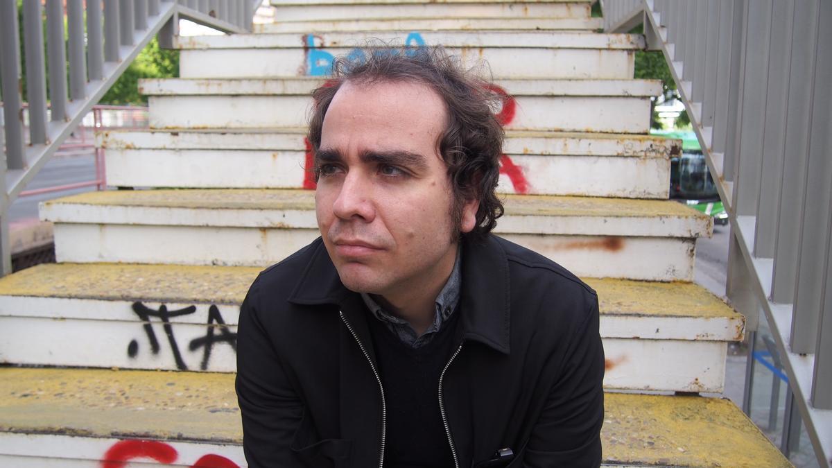 El periodista y guionista Noel Ceballos, autor de 'El pensamiento conspiranoico'