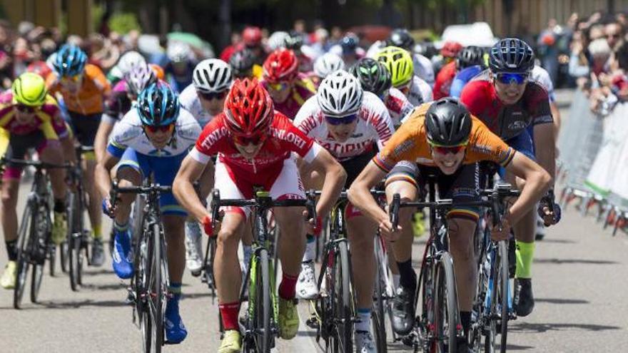 Juan Ayuso gana al esprint en la meta de Valladolid