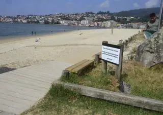 Moaña limpia la basura y algas de  la playa de O Mouro y repara las pasarelas de acceso de A Xunqueira