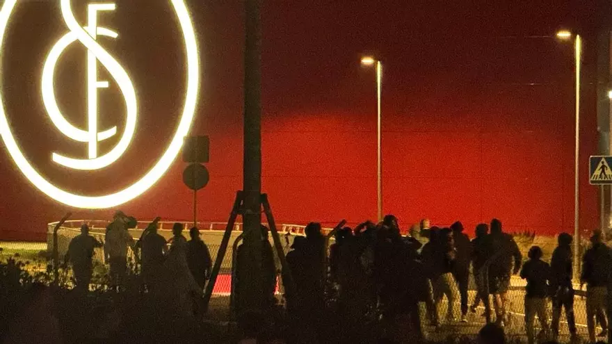 Aficionados el Sevilla descargan su ira en la ciudad deportiva tras la derrota en Vigo