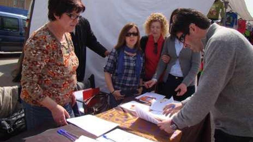 Recogida de firmas en el recinto ferial de Villena