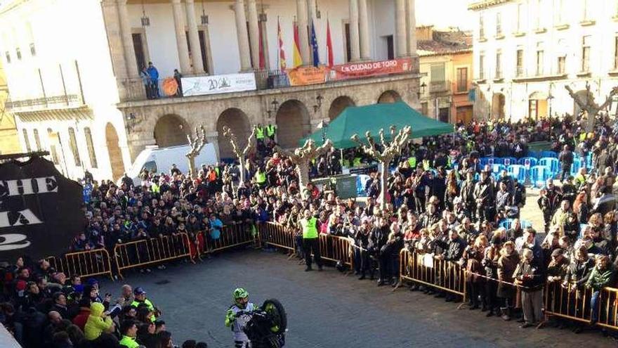 Exhibición motera en la Plaza Mayor.