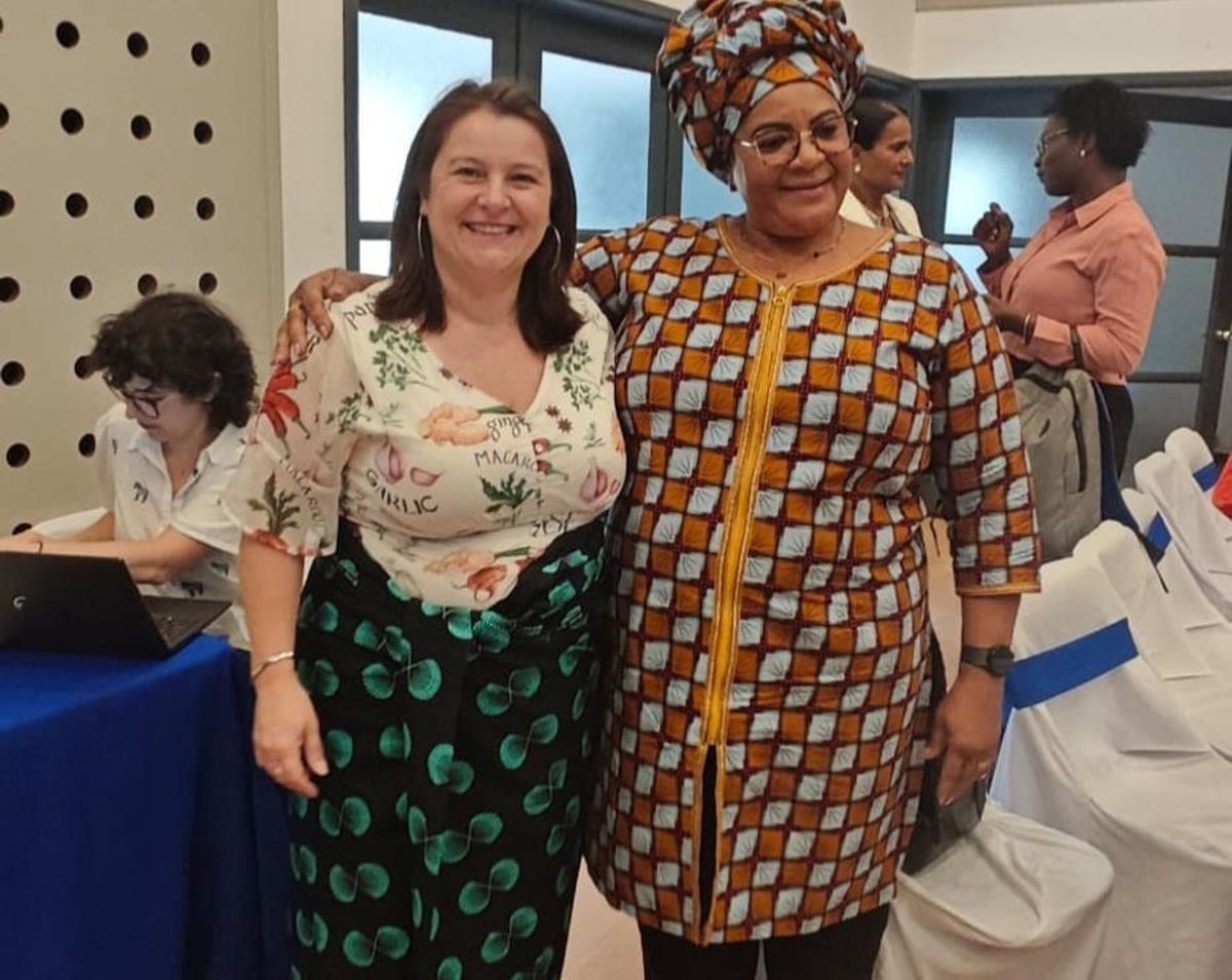 Araceli Gestido, con un tejido africano junto a la alcaldesa de Mocuba, en Mozambique, Manuel Opincai. | FIRMA