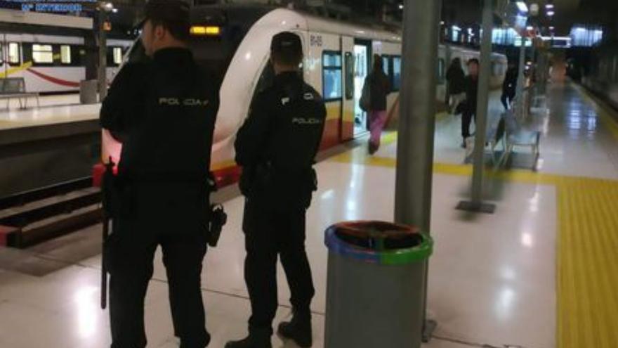 Policías en la Estación Intermodal.