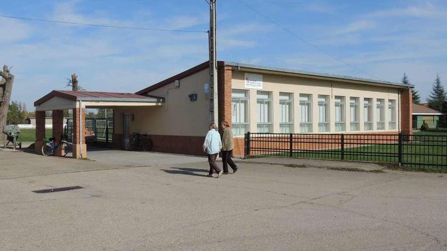 El edificio que albergaba la escuela de Santa Croya de Tera.