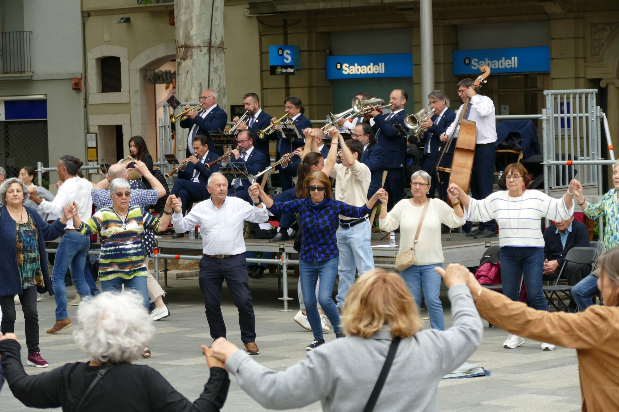 Les sardanes omplen la Rambla de Figueres amb la Cobla Selvatana