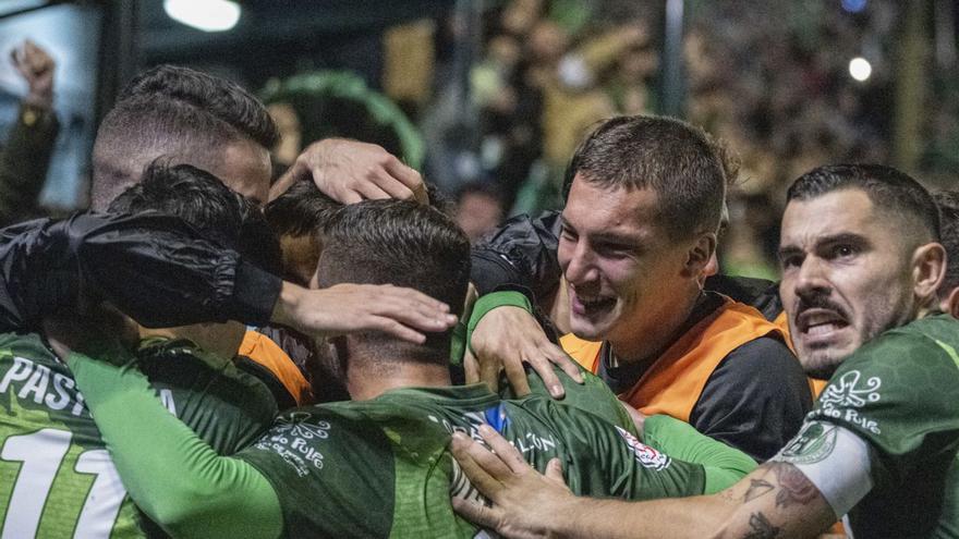 Los jugadores, celebrando la victoria ante un Primera División, la UD Almería. |  // BRAIS LORENZO