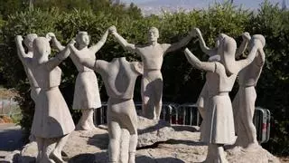 Un camión choca contra el monumento a la sardana de Barcelona y vuelve a mutilar varias figuras